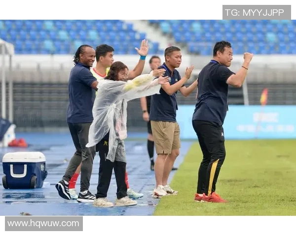 足球明星感人瞬间高清照片展现他们在赛场上的坚韧与奉献精神